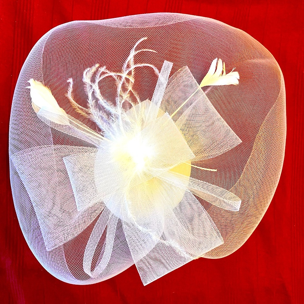 Beautiful white feather fascinator.  Brand new, never worn. Vintage accessory!!!